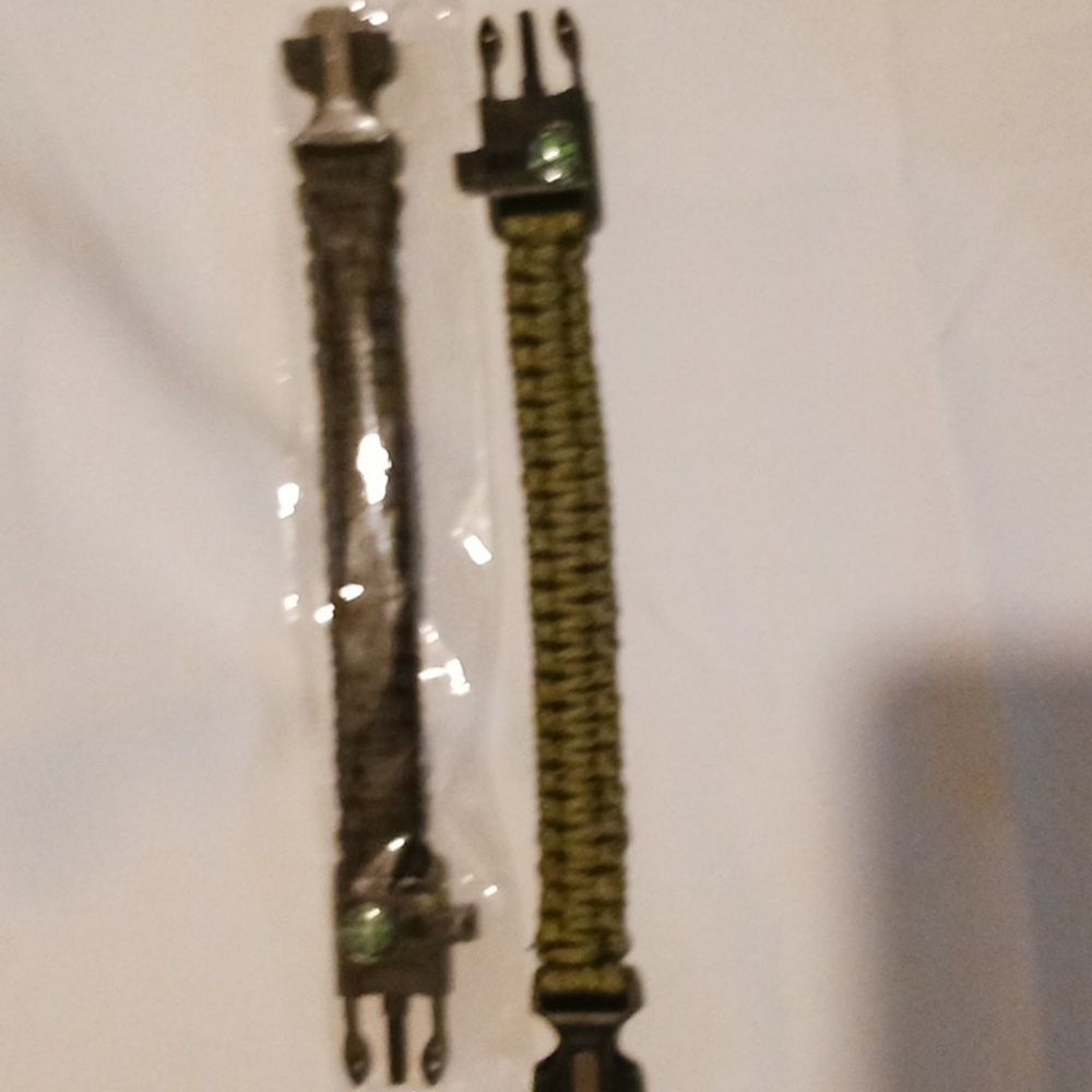 Paracord Survival Bracelet (comes in black or green)
